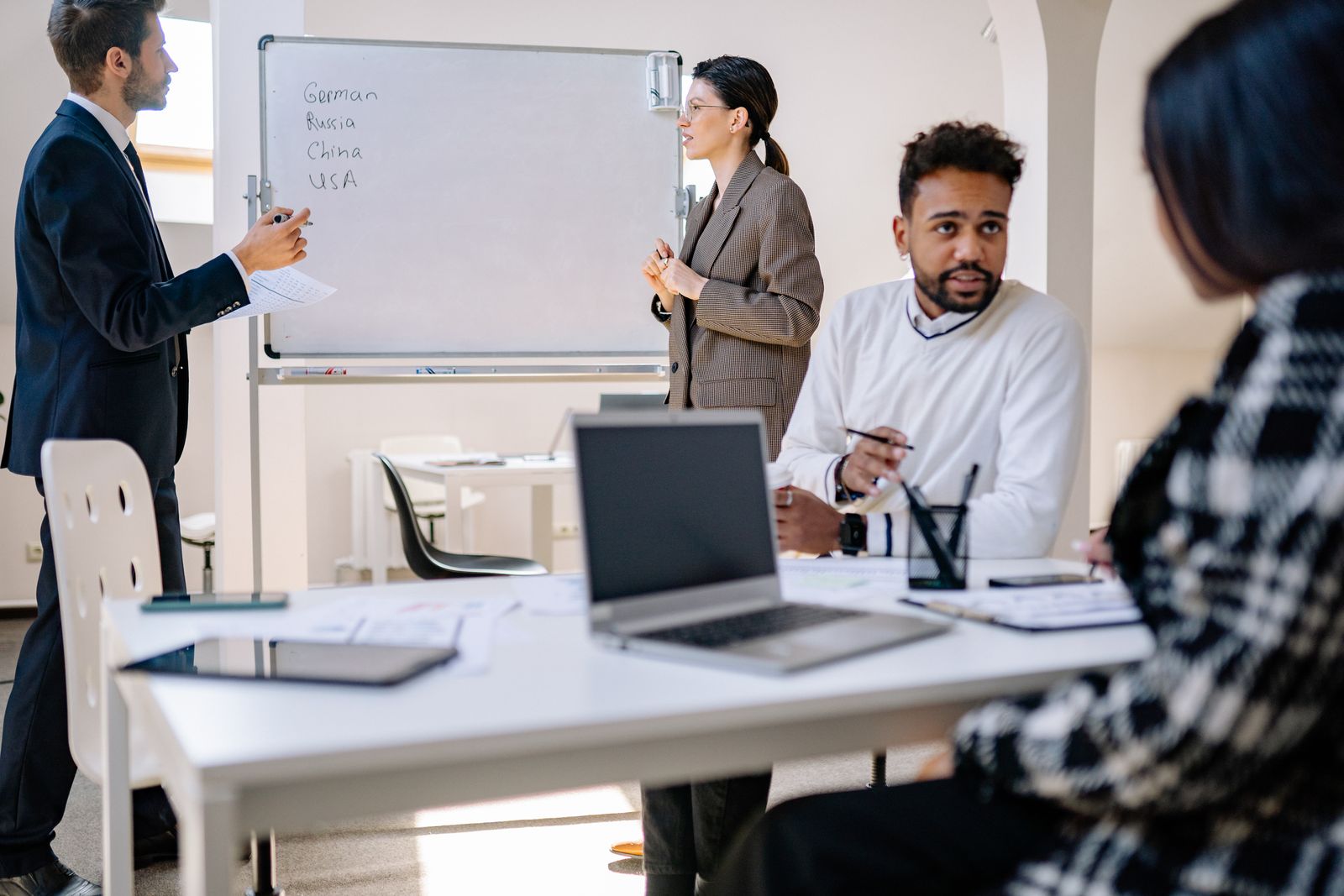 Profesionales en una reunión de negocios en inglés