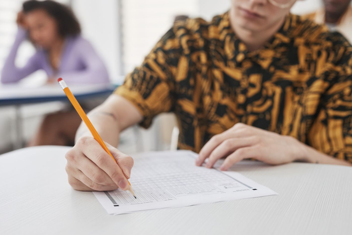 Estudiante completando la hoja de respuestas de un examen de inglés