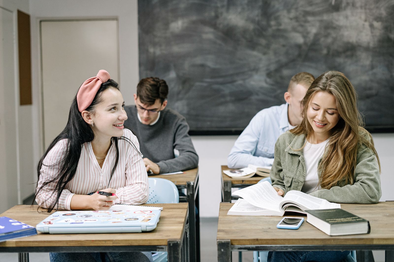 Grupo de alumnos en una clase de inglés