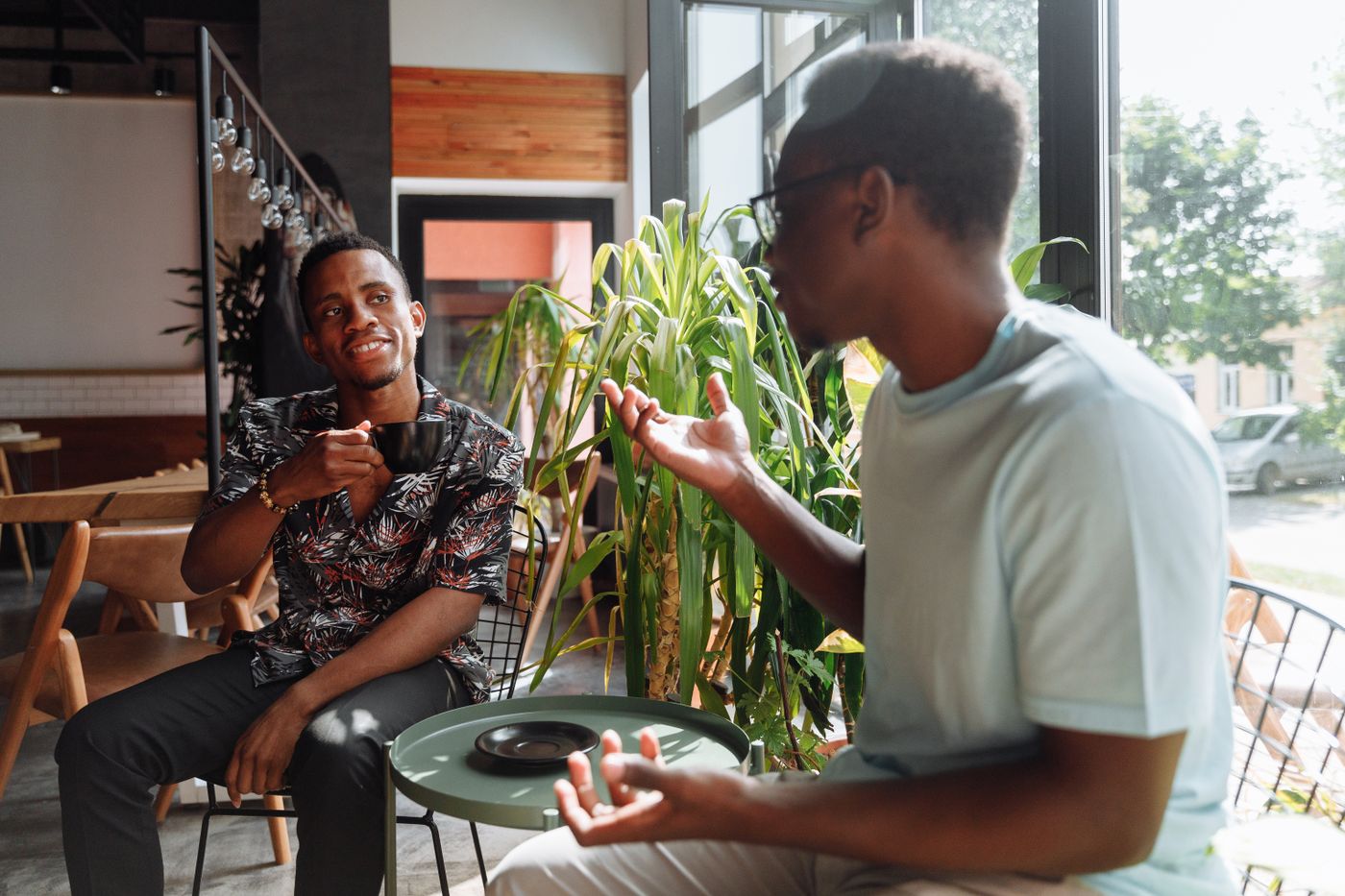 Personas conversando en un café en inglés